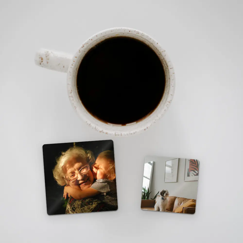 Prikaz: klasični (6,5 cm) i mini (5 cm) magnet pored šolje kafe, za veličinu (ilustracija)